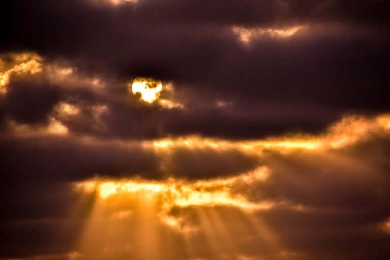 Cuda – fenomen nadprzyrodzoności w historii i wierze