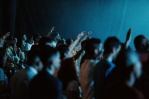 Fenomen charyzmatyków – kim są współcześni prorocy?